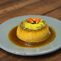 Flan de matcha bañado en caramelo y coronado con nuez