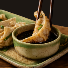 Gyuniku gyozas de carne de res con salsa para mojar