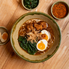 Shoyu Karaage con pollo frito japonés, huevo tamago y katsuobushi