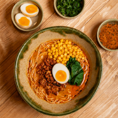 Tantanmen con tantan niku, huevo tamago y elote dorado